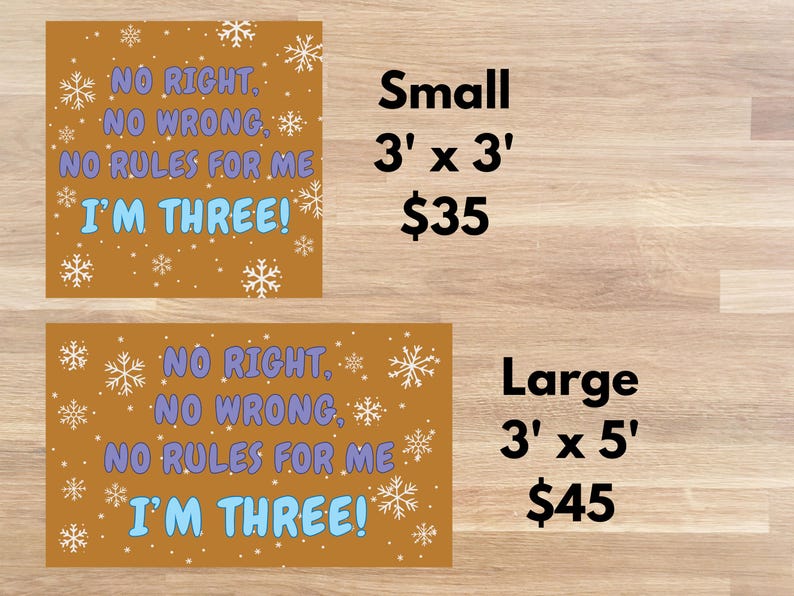 Puede incluir: Dos letreros rectangulares con el texto "NO RIGHT, NO WRONG, NO RULES FOR ME, I'M THREE!" en azul y blanco sobre un fondo marr&oacute;n con copos de nieve. Un letrero mide 91 cm x 91 cm, el otro 91 cm x 152 cm.