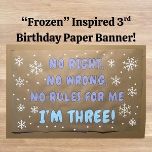 Puede incluir: Bandera de papel marr&oacute;n con el texto "Frozen" Inspired 3rd Birthday Paper Banner!" en negro. La bandera tiene texto azul que dice "NO RIGHT, NO WRONG, NO RULES FOR ME, I'M THREE!" con acentos de copo de nieve.