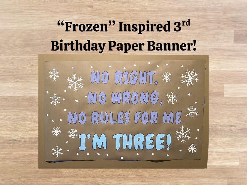 Puede incluir: Bandera de papel marr&oacute;n con el texto "Frozen" Inspired 3rd Birthday Paper Banner!" en negro. La bandera tiene texto azul que dice "NO RIGHT, NO WRONG, NO RULES FOR ME, I'M THREE!" con acentos de copo de nieve.