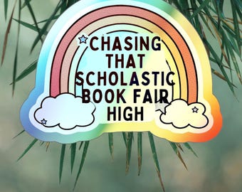 Pegatina "Persiguiendo la Feria del Libro Scholastic" / Pegatina divertida para amantes de los libros / Vinilo holográfico arcoíris / Calcomanía para computadora portátil y botella de agua