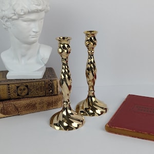 Vintage vermessingde kandelaarspaar met gersttwist| Glamoureuze decoratie in Hollywood-stijl in regentschap