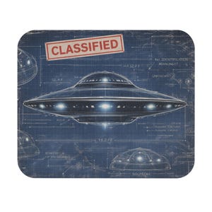 Peut inclure: Tapis de souris bleu avec un plan d'un OVNI et le mot "CLASSIFIED" dans un rectangle rouge. L'OVNI a un diamètre de 4,6 mètres. D'autres schémas d'OVNI sont également visibles.