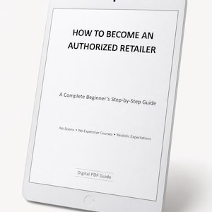 Op de afbeelding: Een witte tablet toont de tekst "HOW TO BECOME AN AUTHORIZED RETAILER" en "A Complete Beginner's Step-by-Step Guide." De tablet toont ook "No Scams, No Expensive Courses, Realistic Expectations" en "Digital PDF Guide."