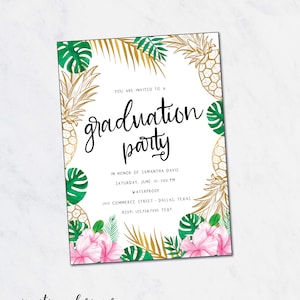 Puede incluir: Una invitación a una fiesta de graduación con temática tropical con fondo blanco, detalles de piña dorada, hojas de palma verdes y flores de hibisco rosas. El texto dice "Estás invitado a una fiesta de graduación" e incluye el nombre del graduado, la fecha, la hora, la ubicación y la información de RSVP.