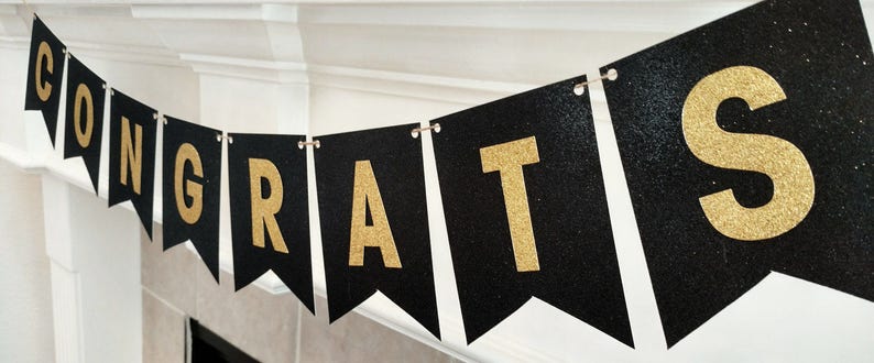 Pode incluir: Faixa de glitter preto e dourado com a palavra "CONGRATS" em letras douradas.