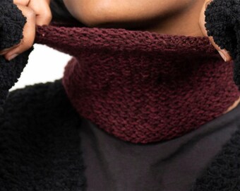 Handgefertigter kurzer Schal – Oxblood – Schlupfmuster – Halswärmer auf Bestellung