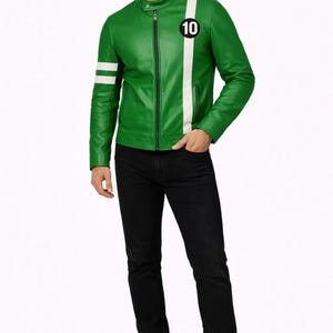 Op de afbeelding: Groene leren jas met een witte streep over de voorkant en op de linkermouw. De jas heeft een zwarte patch met het nummer 10 op de borst. De persoon draagt een zwarte jeans en zwarte laarzen.