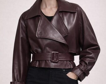 Chaqueta corta de piel de cordero con cinturón para mujer