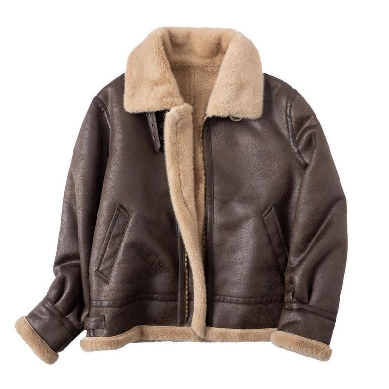 Puede incluir: Chaqueta de cuero marr&oacute;n con cuello y forro de piel sint&eacute;tica beige. La chaqueta tiene cremallera frontal, dos bolsillos delanteros y un detalle de hebilla en el cuello. Las mangas tienen un ribete de piel sint&eacute;tica.