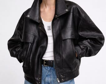 Chaqueta bomber extragrande de piel auténtica negra para mujer con bolsillos cargo