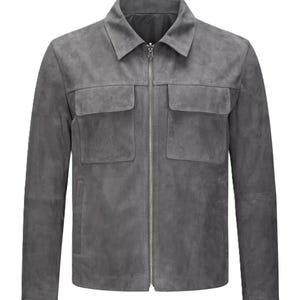 Pu&ograve; includere: Giacca in camoscio grigio con collo, due tasche sul petto e cerniera a tutta lunghezza. La giacca ha maniche lunghe e una vestibilit&agrave; su misura. Il colore &egrave; un grigio tenue.