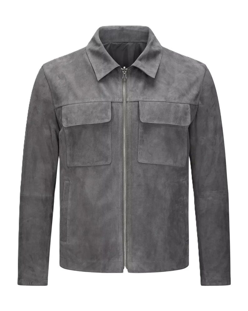 Pu&ograve; includere: Giacca in camoscio grigio con collo, due tasche sul petto e cerniera a tutta lunghezza. La giacca ha maniche lunghe e una vestibilit&agrave; su misura. Il colore &egrave; un grigio tenue.