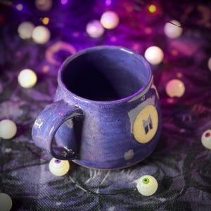 Taza de cerámica grande hecha a pedido con los logotipos de BTS y ARMY. Esmaltada en color morado Borahae.