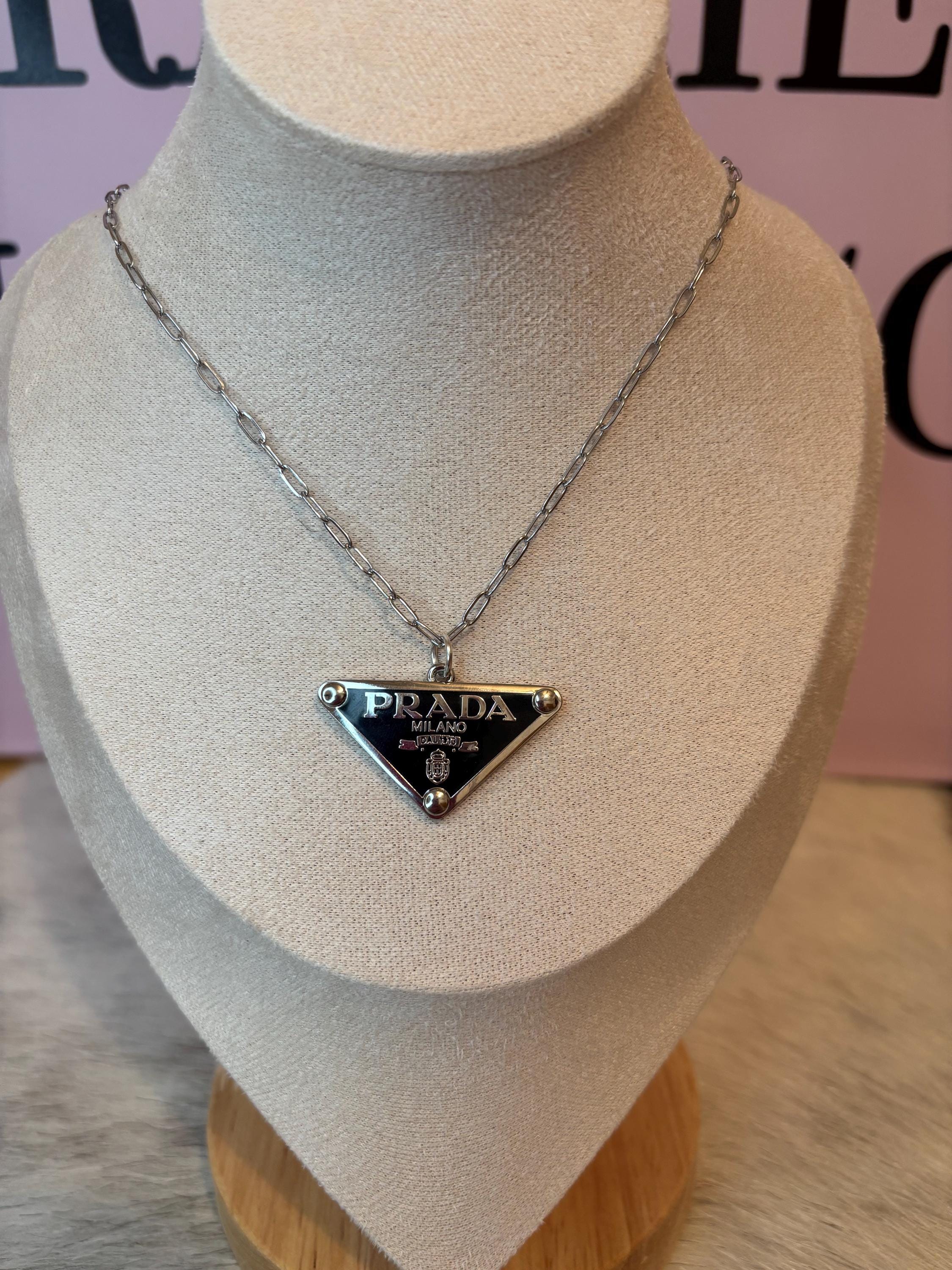 PRADA プラダ　トライアングル ネックレス ブラック PRADA(プラダ) トライアングルロゴ ネックレス ペンダント チェーン