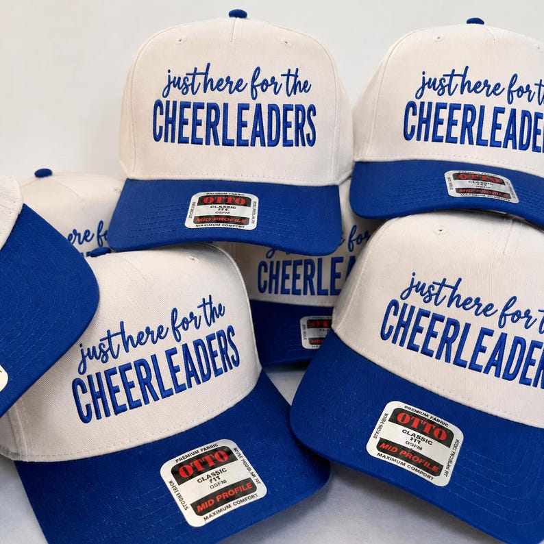 Chapeau juste ici pour les pom-pom girls, casquette de baseball Cheer Mom, cadeau parent de pom-pom girl, casquette brodée bleue bicolore image 1