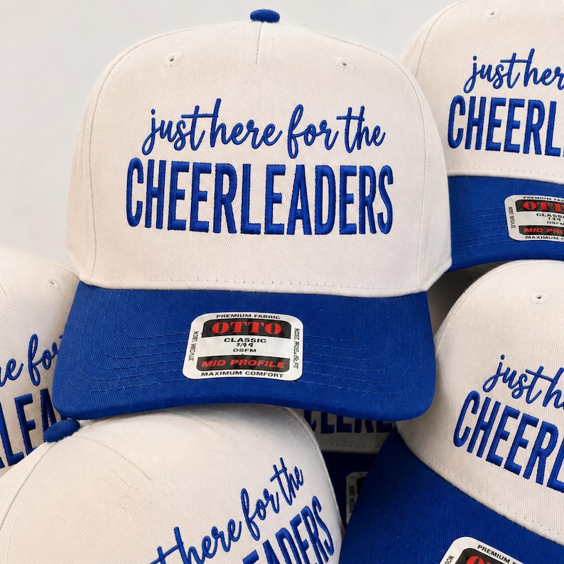 Chapeau juste ici pour les pom-pom girls, casquette de baseball Cheer Mom, cadeau parent de pom-pom girl, casquette brodée bleue bicolore image 2