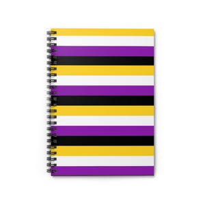 以下が含まれることがあります： ノンバイナリープライドフラッグのデザインの、スパイラル綴じノート。表紙は黄色、白、紫、黒の横縞模様です。書き込みやメモ取りに最適です。