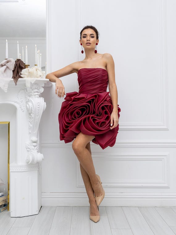 burgundy dress nude heels Strapless Mini Wedding Reception with Sculptural Rose Skirt Crafted from structured organza Size:XXS / 0 handcrafted calf leather Strapless Straight Neck Mini