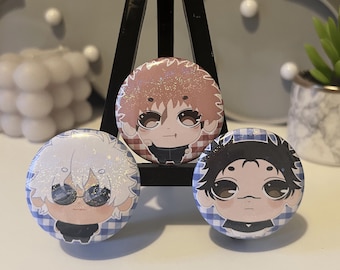 Anime Sourcer Glitter Pin Badge — Chibi Gojo, Yuji, Choso