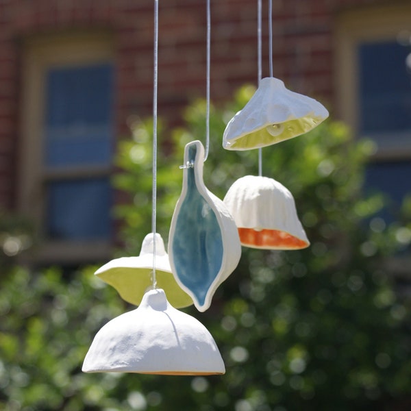 Cloches en porcelaine, noix de gomme de brousse australienne, fait à la main, carillons à vent tintants, cloche de jardin, cadeau pour anniversaire, 18 »