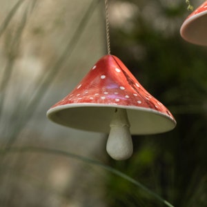 Sino de cogumelo de cerâmica feito à mão: decoração de jardim com amanita vermelha