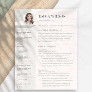 Peut inclure: Un modèle de CV professionnel avec une photo d'identité, des coordonnées et des sections pour l'éducation, les compétences, l'expérience professionnelle et les réalisations. Le CV est conçu avec une mise en page épurée et moderne.