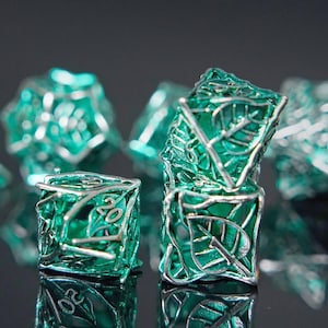 Dados de hoja de arce huecos de metal verde plateado, adecuados para Dungeons & Dragons, juego de dados DND, regalo de Navidad.