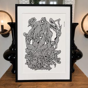 Könnte beinhalten: Ein gerahmter Kunstdruck mit einer komplexen, abstrakten Schwarz-Weiß-Strichzeichnung mit dichten, wirbelnden Mustern, die organische, miteinander verbundene Formen bilden. Das Kunstwerk befindet sich in einem schlichten schwarzen Rahmen mit weißem Passepartout.