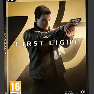 Puede incluir: Una caja de juego para PC de 007 First Light Deluxe Edition con un personaje con chaqueta oscura sosteniendo una pistola. La portada muestra el título First Light, el logo 007, una clasificación PEGI 16 y la marca Amazon MGM Studios sobre fondo dorado.