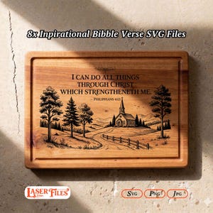 Può includere: Un tagliere rettangolare in legno con un'illustrazione paesaggistica incisa al laser raffigurante una chiesa, alberi e una recinzione. Il testo recita: I CAN DO ALL THINGS THROUGH CHRIST WHICH STRENGTHENETH ME. – PHILIPPIANS 4:13. Bordo scanalato.