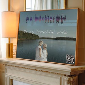 Könnte beinhalten: Ein gerahmter Druck mit Holzrahmen zeigt eine malerische Seelandschaft mit einem älteren Paar, das sich umarmt. Über dem Bild befindet sich eine Schallwellengrafik. Der Text "To my beautiful wife" ist über das Bild geschrieben.