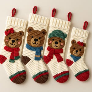 Puede incluir: Cuatro calcetines navideños hechos a mano con caras de oso. Cada calcetín es de color crema con un lazo rojo, un talón y una puntera marrones, y una raya verde y marrón. Las caras de los osos tienen diferentes accesorios, incluyendo un lazo, una bufanda y un gorro.