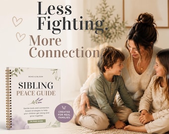 Op de afbeelding: Een spiraalgebonden Sibling Peace Guide boek met een witte kaft voorzien van botanische illustraties, paarse aquarelaccenten en de tekst Bond & Bloom Sibling Peace Guide. De kaft bevat tekst over zachte hulpmiddelen en verbindingsstrategieën.