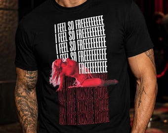 Camiseta unissex inspirada em Madonna Confessions II, com a frase "Eu me sinto tão livre na pista de dança". Camiseta icônica da marca.