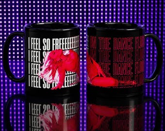 Kubek inspirowany Madonną, „Czuję się swobodnie na parkiecie” – Confessions Two Era Coffee Cup, prezent dla fana disco dance pop, czarna okładka albumu