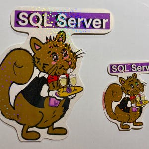 Puede incluir: Dos pegatinas con un camarero ardilla de dibujos animados que sostiene una bandeja con bebidas y uvas. Las pegatinas tienen el texto "SQL Server" en una pancarta morada. La ardilla es marr&oacute;n con un chaleco negro y una pajarita roja.