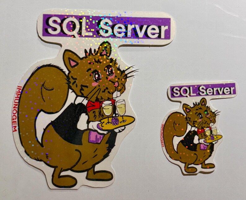 Puede incluir: Dos pegatinas con un camarero ardilla de dibujos animados que sostiene una bandeja con bebidas y uvas. Las pegatinas tienen el texto "SQL Server" en una pancarta morada. La ardilla es marr&oacute;n con un chaleco negro y una pajarita roja.