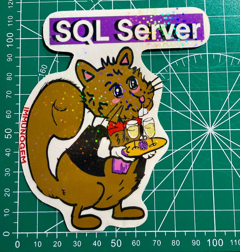 Puede incluir: Una pegatina con una ardilla de dibujos animados sosteniendo una bandeja con dos copas de champ&aacute;n y uvas. La pegatina tiene el texto "SQL Server" en una pancarta morada. La ardilla es marr&oacute;n, con un chaleco negro y una pajarita roja.