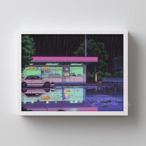 Puede incluir: Una impresión enmarcada de una escena de estilo anime que representa una noche lluviosa en una tienda de conveniencia. La tienda tiene un toldo rosa y se refleja en el pavimento mojado. Un coche de color claro está aparcado cerca.