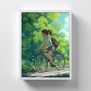 Op de afbeelding: Een anime-stijl print van een persoon die op een turquoise fiets rijdt op een weg omzoomd met groene bomen. De persoon draagt een lichtblauw shirt, grijze shorts en een bruine rugzak. Het kunstwerk is in een witte lijst geplaatst.