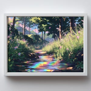 Może przedstawiać: Oprawiony wydruk przedstawia spokojną scenę leśną. Strumień wody odbija tęczę kolorów, płynąc przez ścieżkę obsadzoną zieloną trawą i różowymi dzikimi kwiatami. Wysokie drzewa i światło słoneczne tworzą spokojną atmosferę.