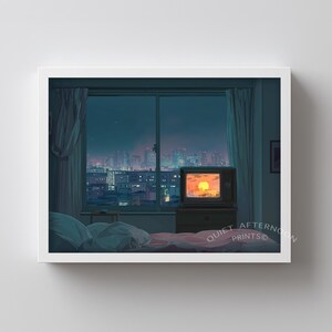 Puede incluir: Una impresión artística enmarcada representa una serena escena de dormitorio al anochecer. Un televisor vintage muestra una puesta de sol, sobre un paisaje urbano visto a través de una gran ventana. El texto "QUIET AFTERNOON PRINTS" es visible.