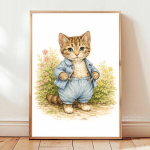 Könnte beinhalten: Aquarellillustration eines Kätzchens in hellblauer Jacke und Shorts. Die Katze hat blaue Augen und steht vor Blumen und Grün. Das Kunstwerk ist in einem Holzrahmen gerahmt.