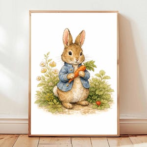 Pode incluir: Ilustração em aquarela de um coelho marrom vestindo um casaco azul, segurando uma cenoura com folhas verdes. O coelho está rodeado por folhagem verde e flores amarelas. A obra de arte é emoldurada em uma moldura de madeira marrom clara.