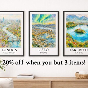 K&ouml;nnte beinhalten: Drei gerahmte Aquarelldrucke von Stadtlandschaften: London, Oslo und Bleder See. Der London-Druck zeigt die Stadt mit der Themse und der Tower Bridge. Der Oslo-Druck zeigt die Stadt mit Nordlichtern. Der Bleder See-Druck zeigt einen See mit einer Insel.