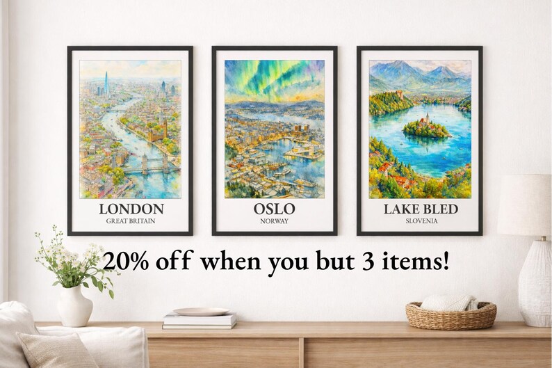 K&ouml;nnte beinhalten: Drei gerahmte Aquarelldrucke von Stadtlandschaften: London, Oslo und Bleder See. Der London-Druck zeigt die Stadt mit der Themse und der Tower Bridge. Der Oslo-Druck zeigt die Stadt mit Nordlichtern. Der Bleder See-Druck zeigt einen See mit einer Insel.