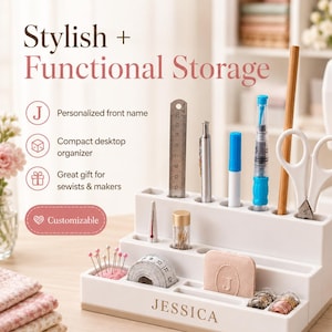 Può includere: Un organizer da scrivania bianco e beige a più livelli con il nome "JESSICA" stampato sul davanti. Contiene forniture per cucire come forbici, penne, un righello e un metro a nastro. Il testo "Stylish + Functional Storage" è in alto.
