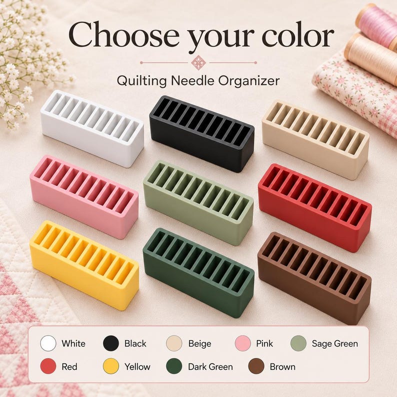 Pu&ograve; includere: Una collezione di nove organizer rettangolari per aghi da quilting in bianco, nero, beige, rosa, verde salvia, rosso, giallo, verde scuro e marrone. Ogni organizer presenta una serie di fessure verticali. Il testo recita Choose your color e Quilting Needle Organizer.