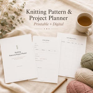 Könnte beinhalten: Ein druckbares und digitales Knitting Pattern & Project Planner Dokumentenset mit einem Deckblatt, einem Projektplaner-Blatt und einem Garninventar-Blatt, begleitet von drei Garnknäueln und einer Stricknadel aus Holz.