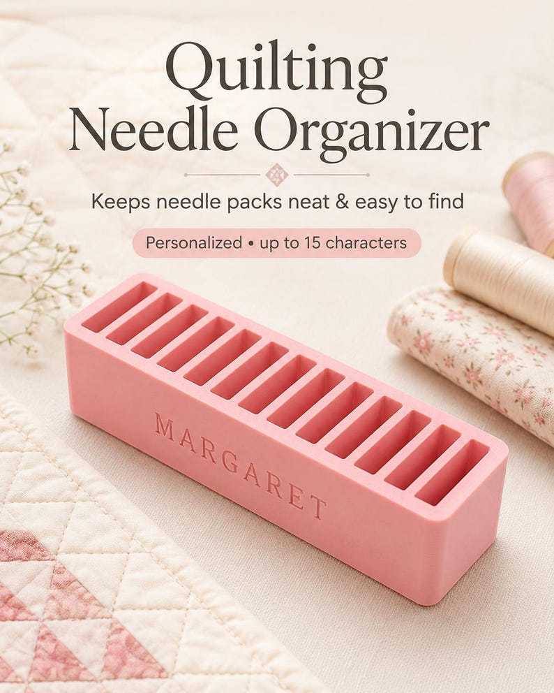 Pu&ograve; includere: Un organizer rettangolare rosa per aghi da quilting con dieci fessure verticali e il nome MARGARET impresso sulla parte anteriore. Il testo Quilting Needle Organizer, Keeps needle packs neat & easy to find e Personalized up to 15 characters &egrave; visibile.